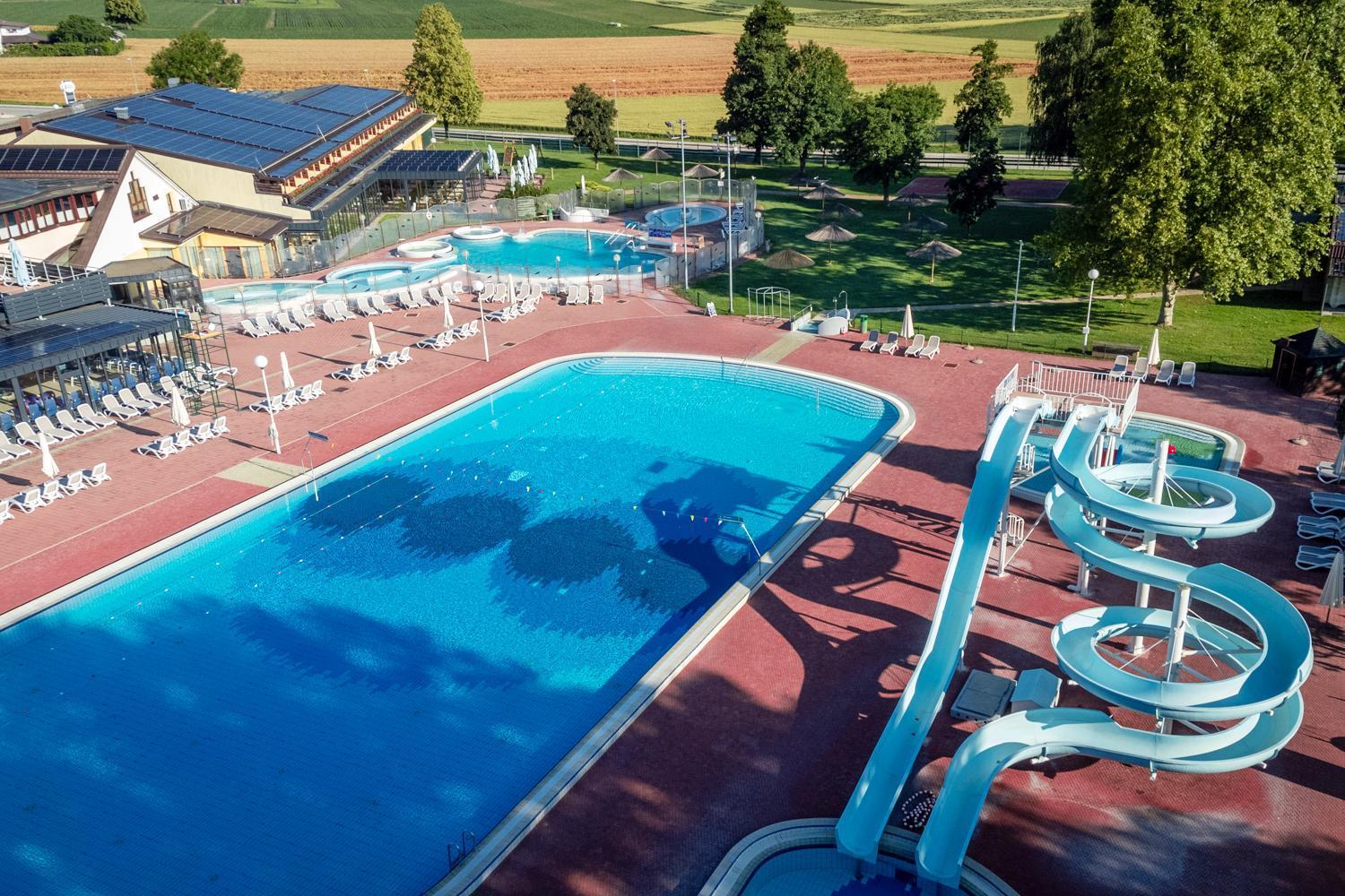 Terme Banovci - Mobilne Hiske Med Brajdami Hotel Exterior photo